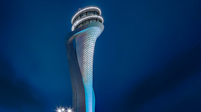 İstanbul Havalimanı Hava Trafik Kontrol Kulesi'nin ışıkları mavi yandı.