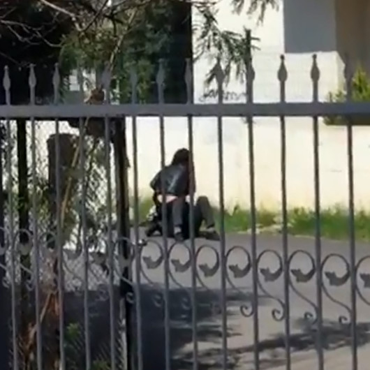 Yere yatırdığı adamı paramı ver diyerek darbeden kadın kamerada