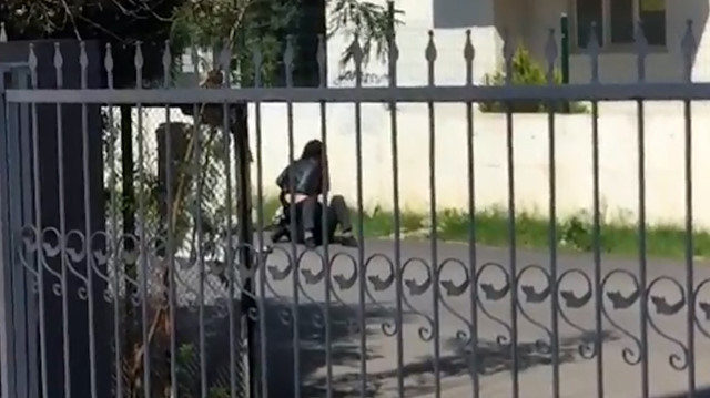 Yere yatırdığı adamı 'paramı ver' diyerek darbeden kadın kamerada
