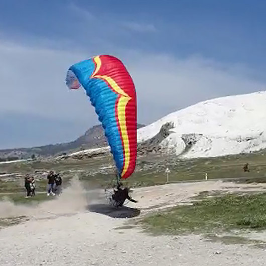 Pamukkalede paramotorla uçuş yaparken yere çakıldı