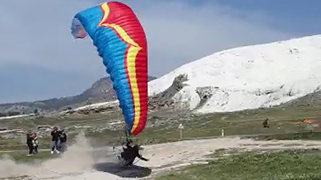 Pamukkale'de paramotorla uçuş yaparken yere çakıldı