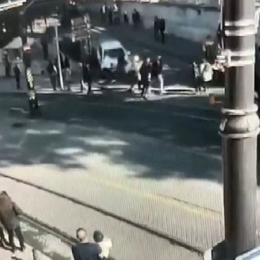 Sultanahmette hareketli anlar: Kavga ettiği kişilerin üzerine otomobilini sürdü