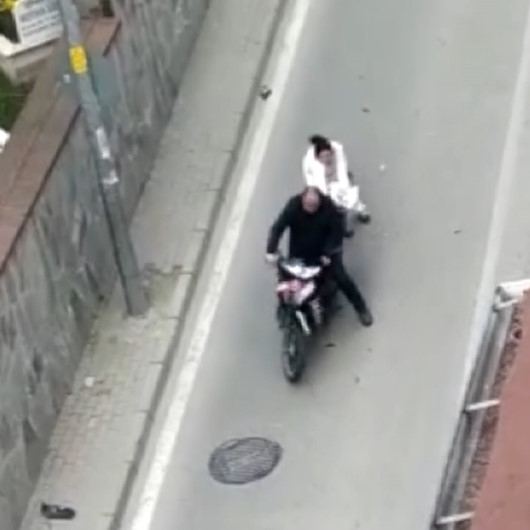 Bursa’da bir kadın köpeğine çarpan motosiklet sürücüsünü sopayla dövdü