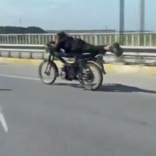 Antalyada motosikletli gençlerin tehlikeli yolculuğu