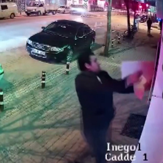 Önünden geçtiği iş yerinin tabelasını uzun uğraş sonucu sökerek parçaladı