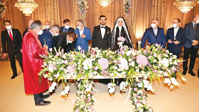 İstanbul Müftüsü Mehmet Emin Maşalı’nın kıydığı nikahta, genç çiftin şahitliğini devlet erkânı yaptı.