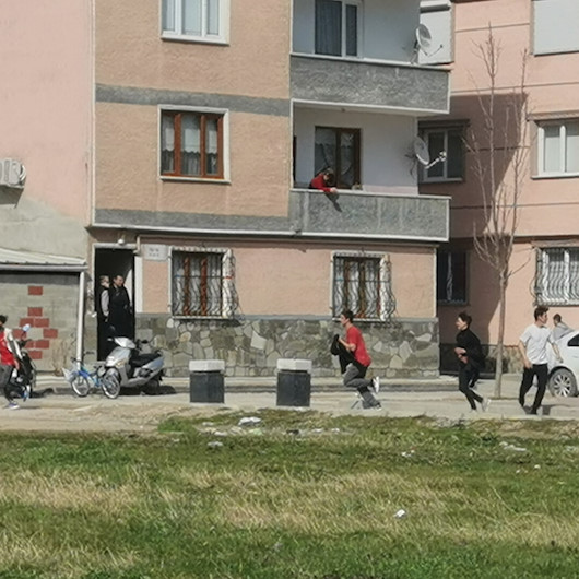 Bursada kısıtlamada parkta oynayan gençlerin polisten kaçma anı kamerada