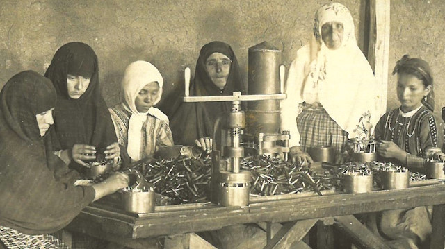 Milli Mücadele yıllarında kadınların cephede savaşan orduya mühimmat imal etmek için Keskin Fişek Fabrikası’nda çalışmaları gösteren fotoğraf.
