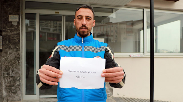 Adana Motosikletli Kuryeler Derneği Başkanı Yalçın Parmak ise girişteki yazıyı görünce şoke oldu. 