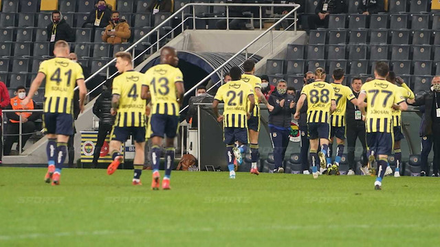 Fenerbahçe'de atılan gol sonrasında tüm futbolcular yedek kulübesine koştu.