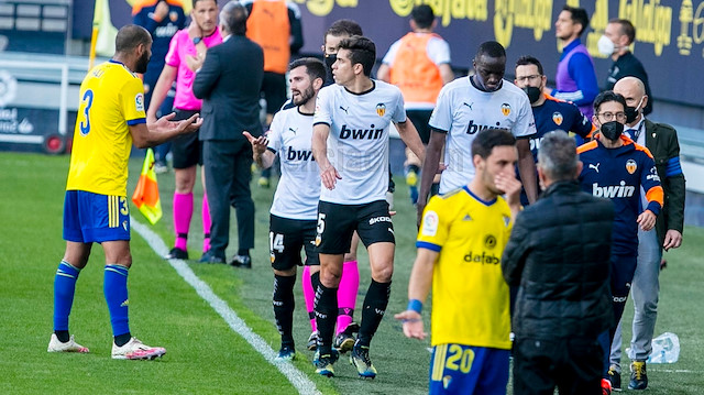 Valencialı futbolcular takım arkadaşlarına yapılan ırkçılığa tepki göstererek soyunma odasının yolunu tuttu.