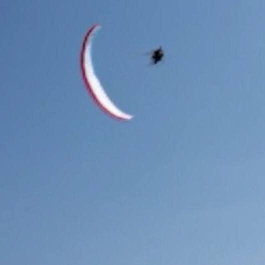 Denizlide kanadı kapanan paramotor zemine çakıldı