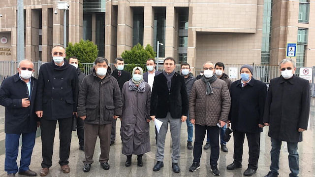  İstanbul Adalet Sarayı önünde yapılan açıklamada, Memur-Sen İstanbul İl Başkan Yardımcısı Murat Cantürk ve sendika üyeleri hazır bulundu.