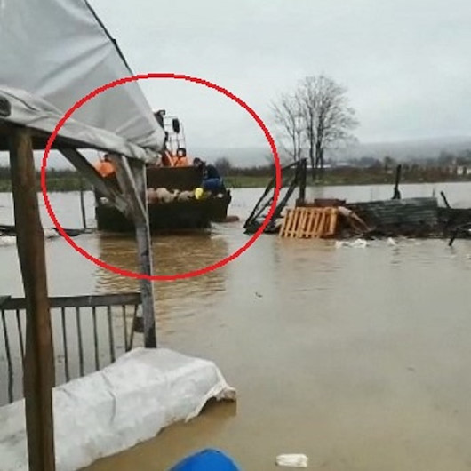 Bursada çiftliği su bastı, kuzular iş makinesiyle kurtarıldı