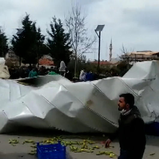 İzmirde fırtına: Kültür merkezinin çatısı pazaryerinin üzerine uçtu