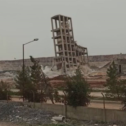 Gaziantep’te 60 yıllık silonun 60 kilo dinamitle yıkım anı kamerada