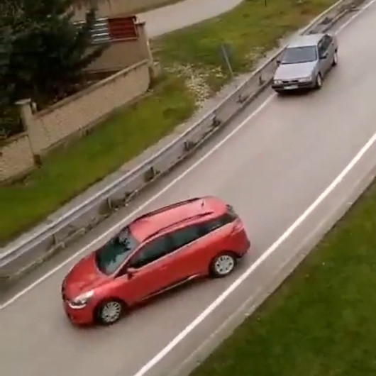 Bursada yola sızan yağ otomobillere zor anlar yaşattı