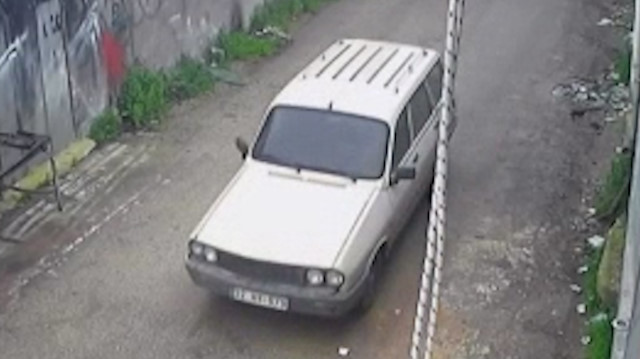 Osmaniye'de park halindeki otomobili saniyeler içinde çaldılar