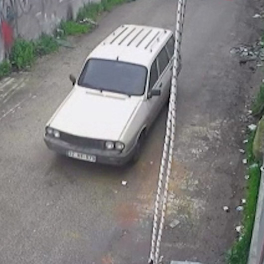Osmaniyede park halindeki otomobili saniyeler içinde çaldılar