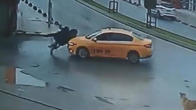Kol kola yürüyerek yolun karşısına geçmeye çalışan iki kadına taksi çarptı. 