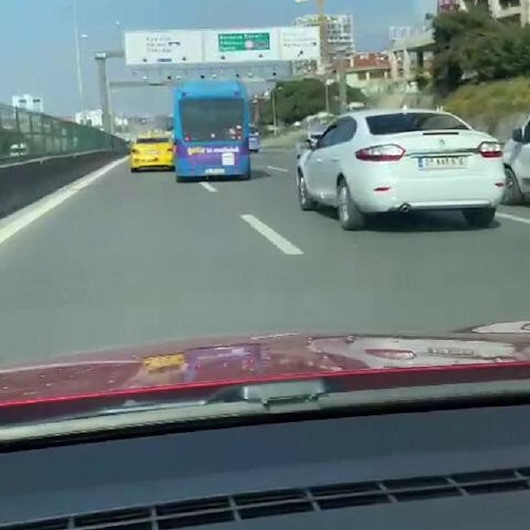 Kadıköy’de yolcu minibüsünün makas terörü