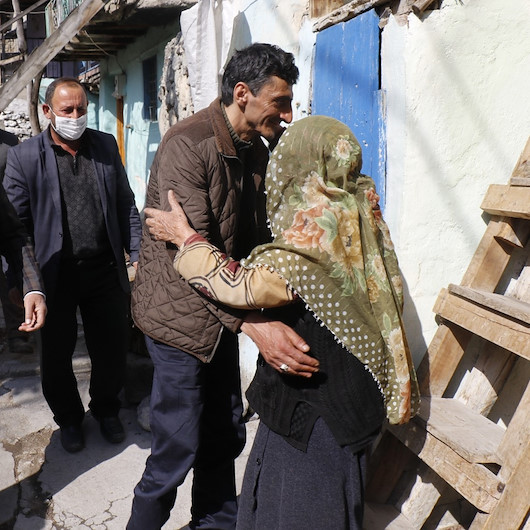 Öldü sandığı oğluna 15 yıl sonra kavuştu