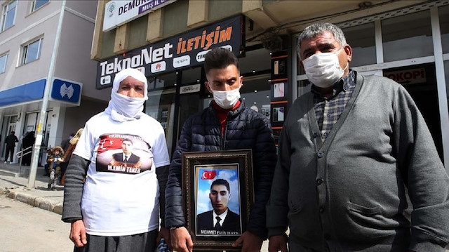 تركيا.. عائلتان تعتصمان أمام مقر "الشعوب الديمقراطي"