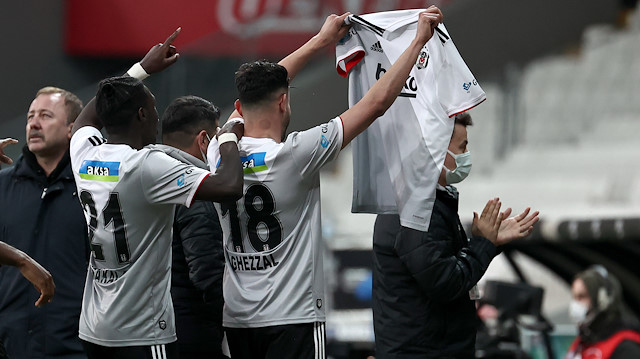 Beşiktaşlı futbolcular attıkları golü sakatlanan takım arkadaşları Hasic'e armağan etti.