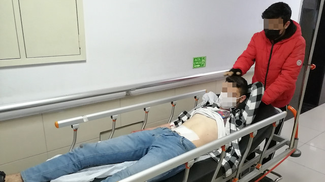 Karnından bıçaklandı, sedyede şarkı söyledi
