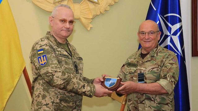 NATO Askeri Komite Başkanı Orgeneral Stuart Peach (sağda), Ukrayna Genelkurmay Başkanı Ruslan Homçak (solda) ile Lviv şehrinde görüştü.