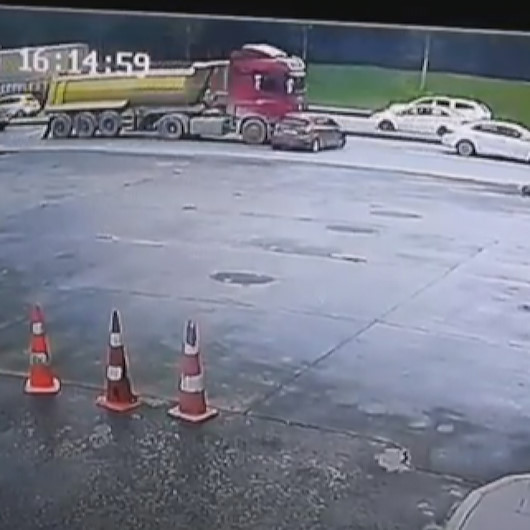 Hafriyat kamyonu önüne aldığı otomobili metrelerce böyle sürükledi