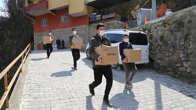 Yardım kolileri, Ortaköy’de bulunan yangınzedelere teslim edildi.
