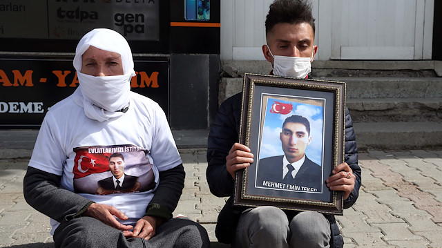 Muş'ta çocukları dağa kaçırılan 2 aile HDP binası önünde oturma eylemi yaptı.