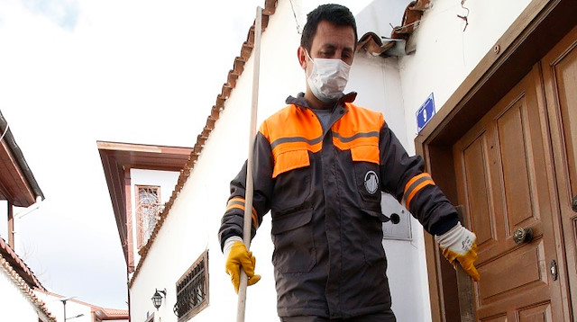 Altındağ Belediyesi’nde temizlik işçisi Bekir Erdoğan, vatandaşlardan yerlere maske ve eldiven atmamaları ricasında bulundu.