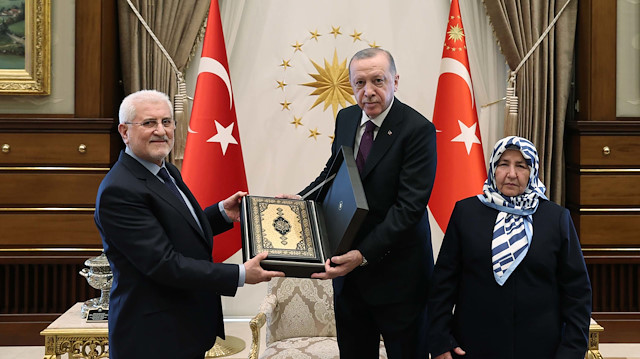 Cumhurbaşkanı Erdoğan, Savcı Kiraz'ın babasına Kuran-ı Kerim hediye etti.