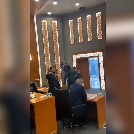 Esenyurt Belediye Meclisinde canlı yayın yapan basın mensupları zorla dışarı çıkarıldı