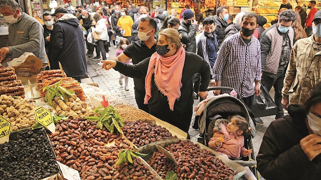 Salgına rağmen yaşanan yoğunluk esnafın yüzünü güldürürken, özellikle hurma, kuruyemiş, meyve çeşitleri vatandaştan yoğun ilgi görüyor.