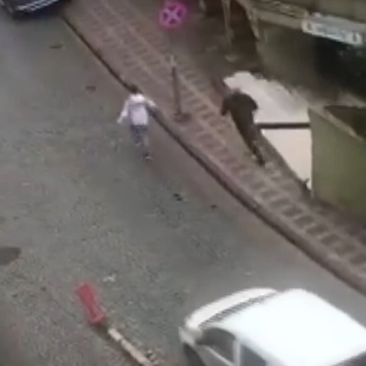 Eyüpsultan’da güpegündüz silahlı çatışma: Korku dolu anlar kamerada