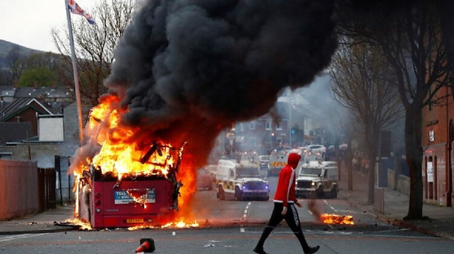 محتجون بأيرلندا الشمالية يحرقون حافلة.. وجونسون يعرب عن قلقه