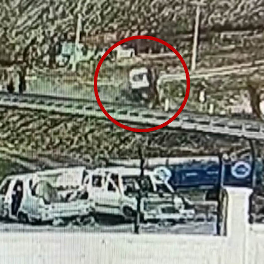 Ambulans ile otomobilin kafa kafaya çarpıştığı feci kaza kamerada