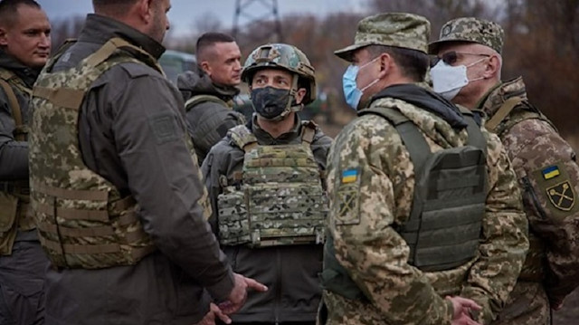 ​Ukrayna Devlet Başkanı Volodimir Zelenskiy, askerlerle bir araya geldi.