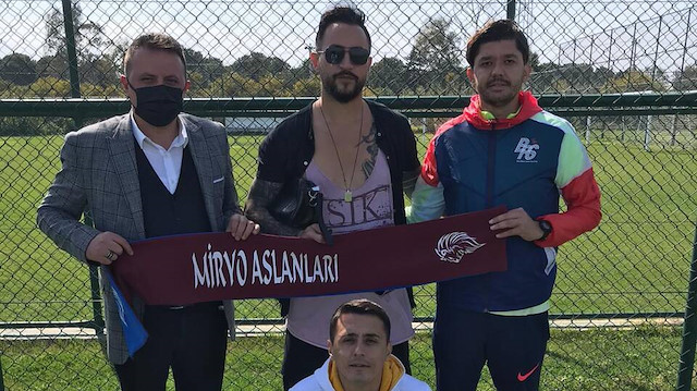 Ozan İpek Gelendost Spor atkısıyla poz verdi.