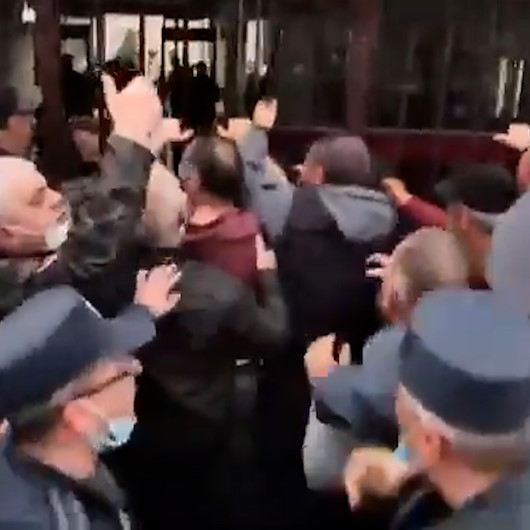 Karabağda öldürülen askerlerin yakınları Ermenistan Savunma Bakanlığını bastı