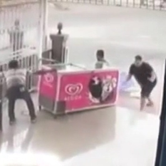Antalya’da rüzgar dondurma dolabını böyle sürükledi