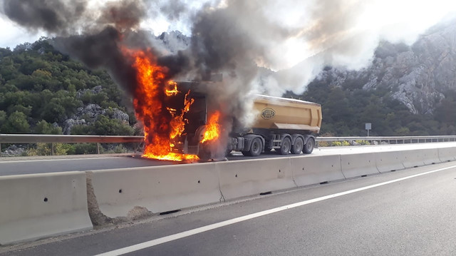 Antalya'da seyir halindeki TIR alev alev yandı
