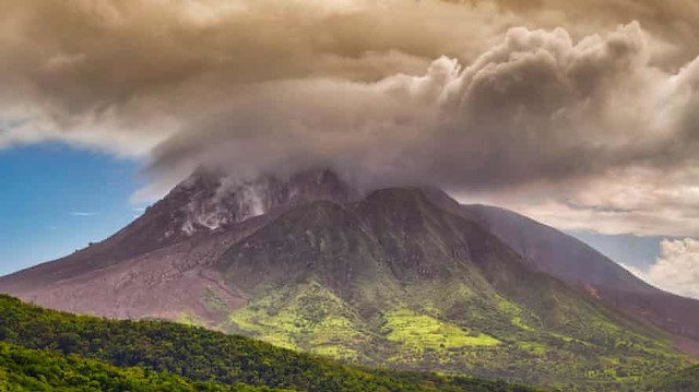 ثوران بركان سوفريير في جزيرة سانت فنسنت الكاريبية 