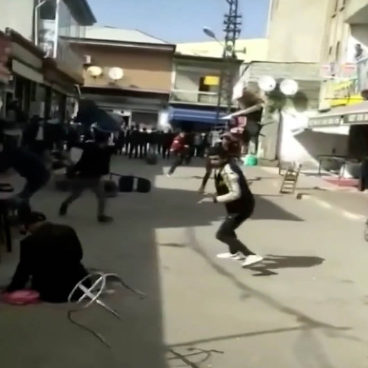 Iğdır’da sandalyelerin havada uçuştuğu kavgada engelli vatandaş arada kaldı