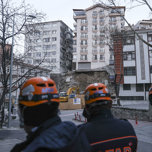 Ankarada istinat duvarı çöken 8 katlı apartman yıkılıyor