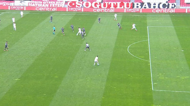 Samsunspor-Balıkesirspor maçında yaşanan pozisyon