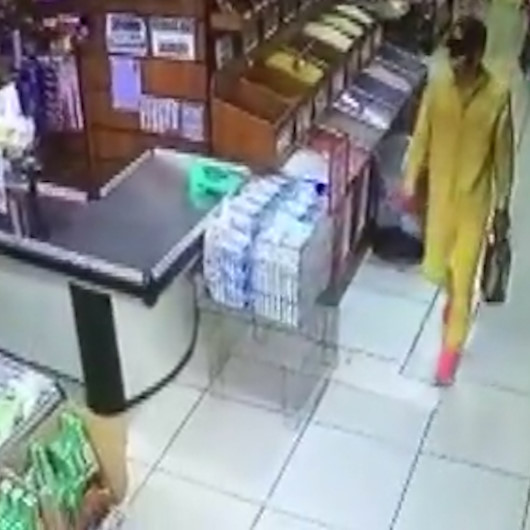 Esenlerde 5 litrelik sıvı yağı çalan hırsız marketten elini kolunu sallayarak çıktı